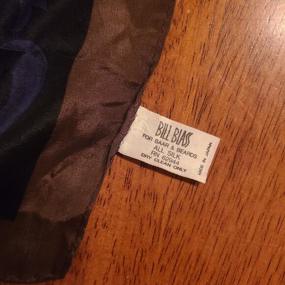 VTG Bill Blass Silk Scarf Black Brown Bordered 31 X 30 Coat Of Arms Regal - Picture 5 of 5